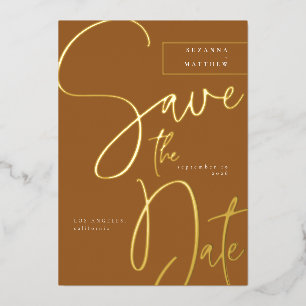 Invitación Con Relieve Metalizado Elegante caramelo marrón Caligrafía Salva la fecha