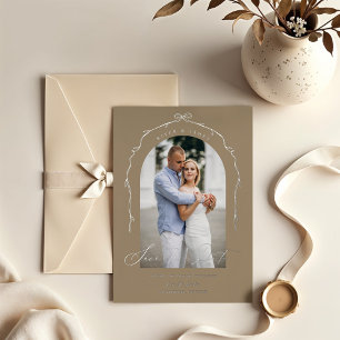 Invitación Con Relieve Metalizado Elegante Cinta de Lazo Dibujada a Mano en Beige Sa
