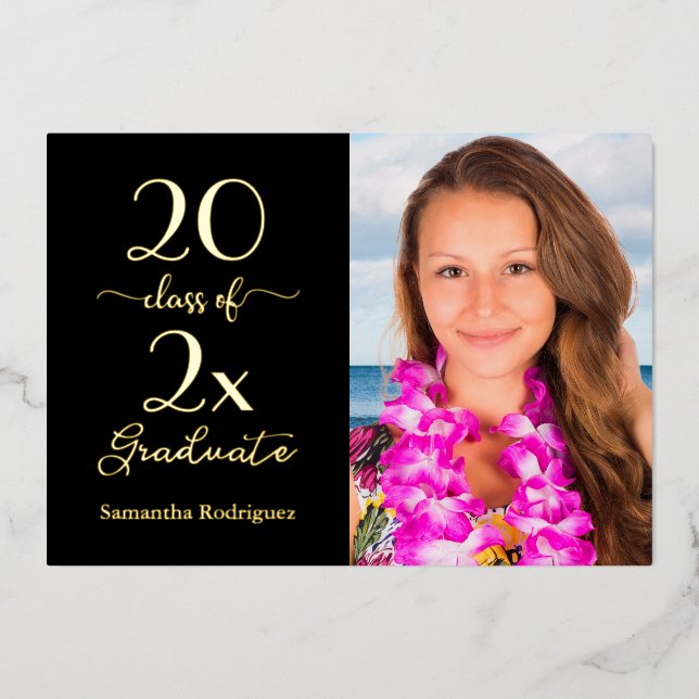 Invitación Con Relieve Metalizado Elegante clase de foto Black Gold Graduation Party (Anverso)