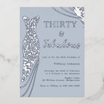 Invitación Con Relieve Metalizado Elegante clásico azul y plateado 30 cumpleaños<br><div class="desc">Dusty Blue & Silver Classic Elegant 30th Birthday Invitation Relieve metalizado Ver otras invitaciones en nuestra tienda Nest y Nest Store</div>