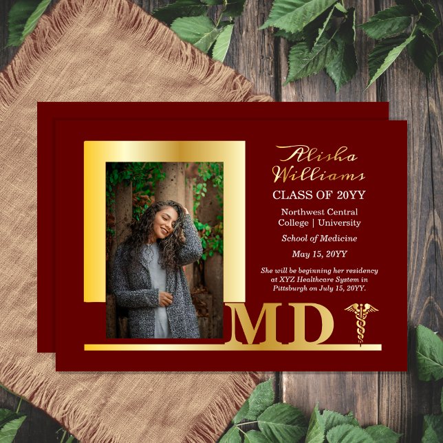 Invitación Con Relieve Metalizado Elegante Dr MD Caduceo Foto Graduado Granate (Elegant Doctor "MD" Caduceus Photo Graduate Maroon and Gold Foil Graduation Announcement)