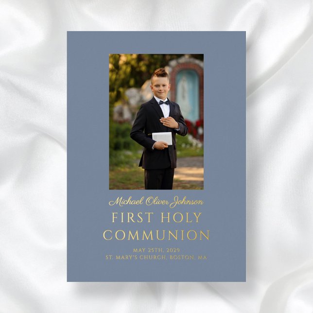 Invitación Con Relieve Metalizado Elegante Dusty Blue Boy Foto Primer Oro De Comunió (Elegant Dusty Blue Boy Photo First Communion Gold Foil Invitation)