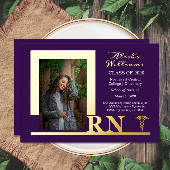 Invitación Con Relieve Metalizado Elegante enfermera RN Caduceus Photo Graduate Purp (Elegant Unique Nurse RN Caduceus Photo Graduate Gold Foil Invitation)