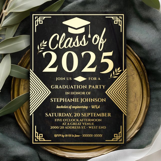Invitación Con Relieve Metalizado Elegante fiesta de graduación de Art Déco Negro y  (Celebrate your graduate in style with this sophisticated black and gold Art Deco-inspired graduation)