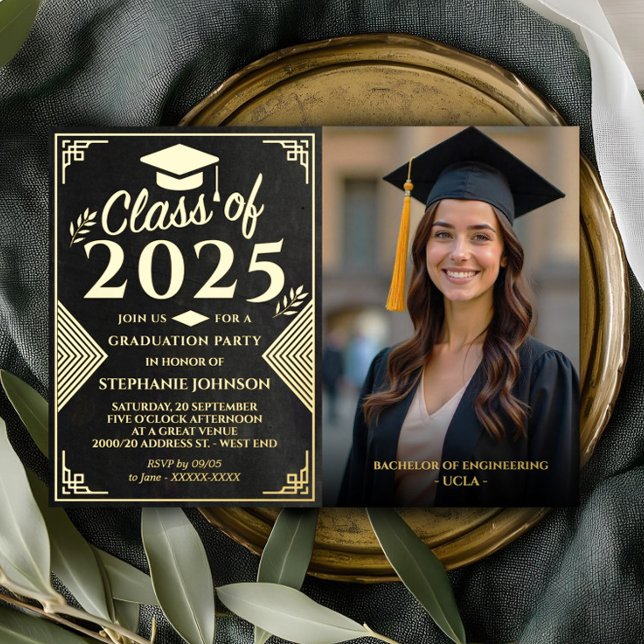 Invitación Con Relieve Metalizado Elegante fiesta de graduación de fotografías en ne (Celebrate your graduate in style with this sophisticated black and gold invitation. )