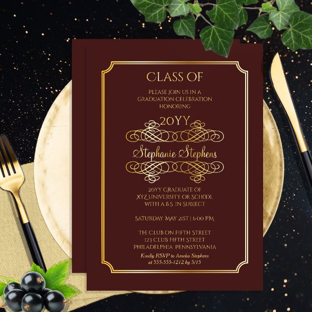 Invitación Con Relieve Metalizado Elegante fiesta de graduación de la Universidad Ma (Elegant Maroon College or University Graduation Announcement and Party Gold Foil Invitation)