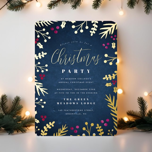 Invitación Con Relieve Metalizado Elegante Fiesta de la Marina y Navidades de oro (hand drawn sprigs and berries Christmas party invitation in navy and gold foil)