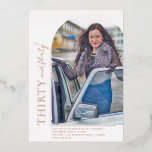 Invitación Con Relieve Metalizado Elegante forma de arco 30 y Rosa de foto de la flo<br><div class="desc">Esta minimalista pero elegante invitación incluye tu foto favorita y tu texto personalizado,  junto con un verdadero encabezado de Relieve metalizado. La parte posterior es un color sólido que puede cambiar o agregar más fotos y texto. Utilice la plantilla para agregar su información.</div>