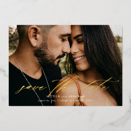 Invitación Con Relieve Metalizado Elegante Foto de Caligrafía en Oro Save the Date