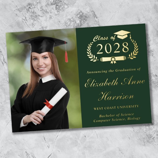 Invitación Con Relieve Metalizado Elegante foto Invitación de Relieve metalizado de  (Share the pride and excitement of your graduate's achievement with friends and family near and far)