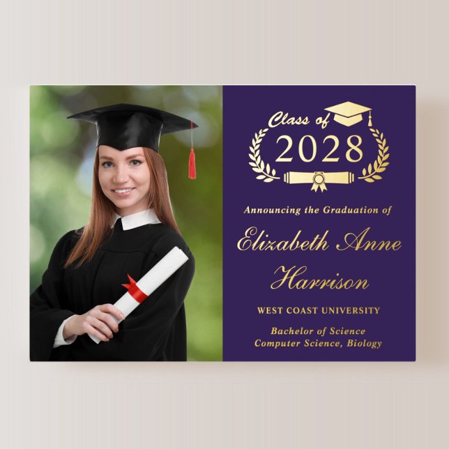 Invitación Con Relieve Metalizado Elegante foto Invitación de Relieve metalizado de  (An elegant foil college graduation announcement to celebrate the graduate's achievements)