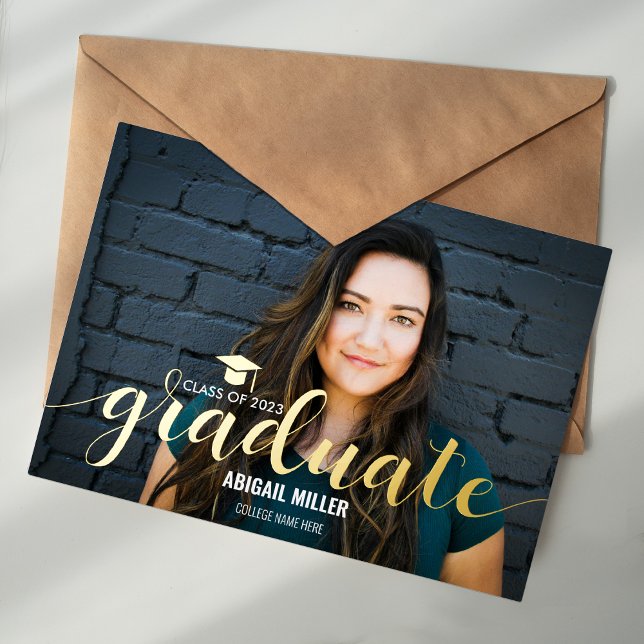 Invitación Con Relieve Metalizado Elegante Graduación Moderna de Script (Subido por el creador)