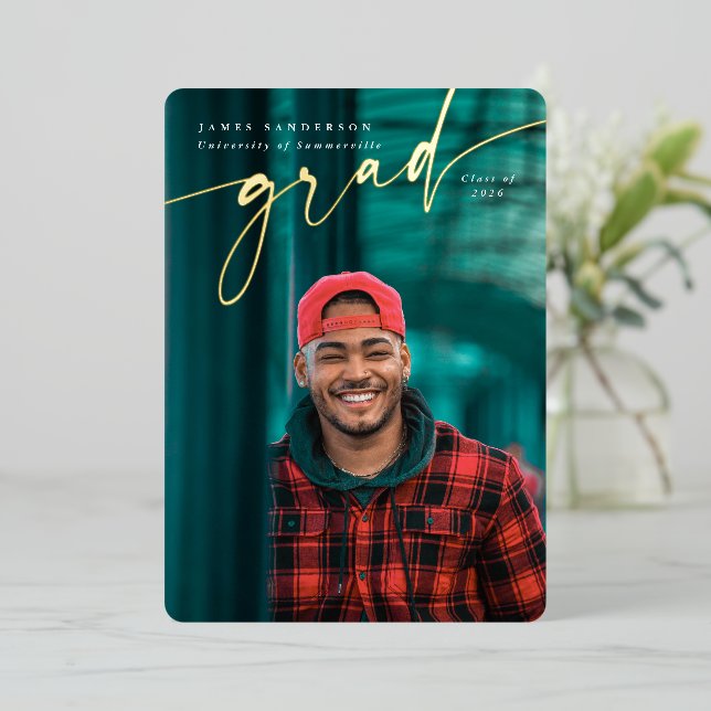 Invitación Con Relieve Metalizado Elegante guión Relieve metalizado Graduación Foto  (Anverso de pie)