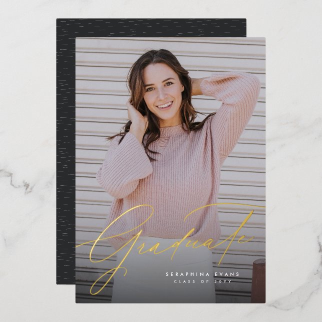 Invitación Con Relieve Metalizado Elegante guion simple un invitado de graduación de (Anverso/Reverso)