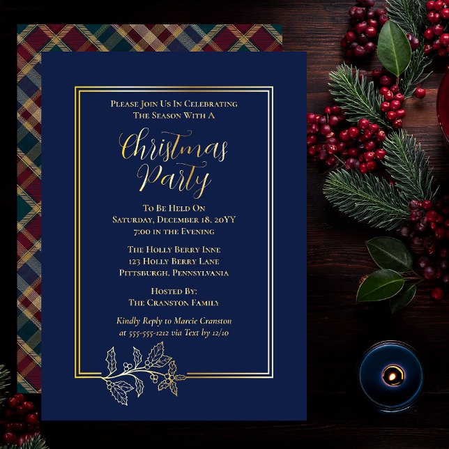 Invitación Con Relieve Metalizado Elegante Holly | Fiesta de Berries Rich Plaid Navi (Elegant Holly and Berries with Rich Plaid Christmas Party Foil Invitations - Dark Blue)