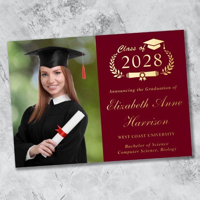 Invitación Con Relieve Metalizado Elegante Invitación de Relieve metalizado de Gradu (Share the pride and excitement of your graduate's achievement with friends and family near and far)