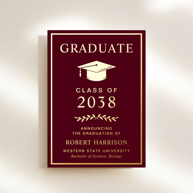 Invitación Con Relieve Metalizado Elegante Invitación de Relieve metalizado de Gradu (An elegant college graduation foil announcement to celebrate the graduate's achievements)