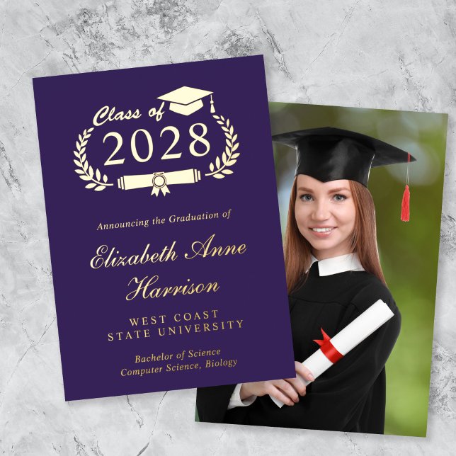 Invitación Con Relieve Metalizado Elegante Invitación de Relieve metalizado de Gradu (An elegant college graduation foil announcement to celebrate the graduate's achievements)