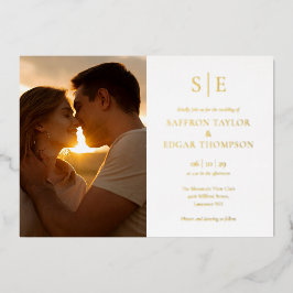 Invitación Con Relieve Metalizado Elegante Monograma de Foto de Boda en Oro Chic