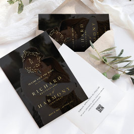 Invitación Con Relieve Metalizado Elegante Monograma Wreath Black Photo Save the Dat