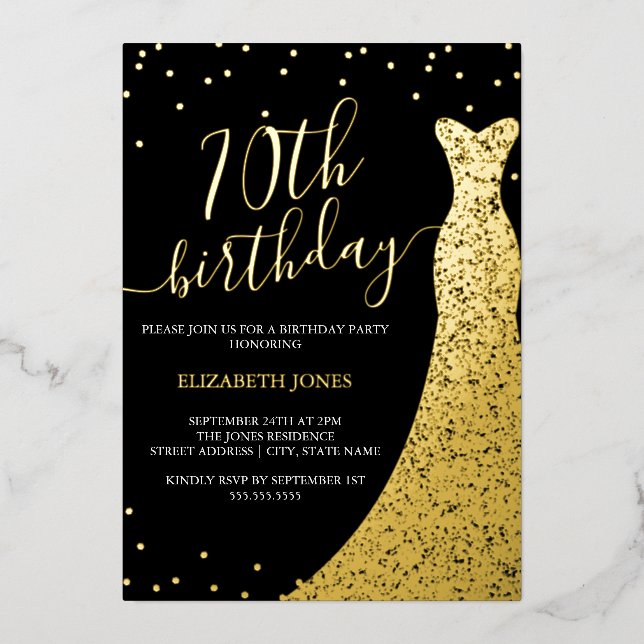 Invitación Con Relieve Metalizado Elegante Oro Caligrafía Negra Vestido 70 cumpleaño (Anverso)