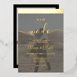 Invitación Con Relieve Metalizado Elegante rayas doradas iniciales 2 boda de fotos