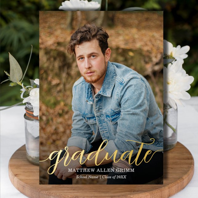 Invitación Con Relieve Metalizado Elegante Relieve metalizado dorado Script Graduaci (Elegant script REAL gold foil graduation announcements with your details on the back)