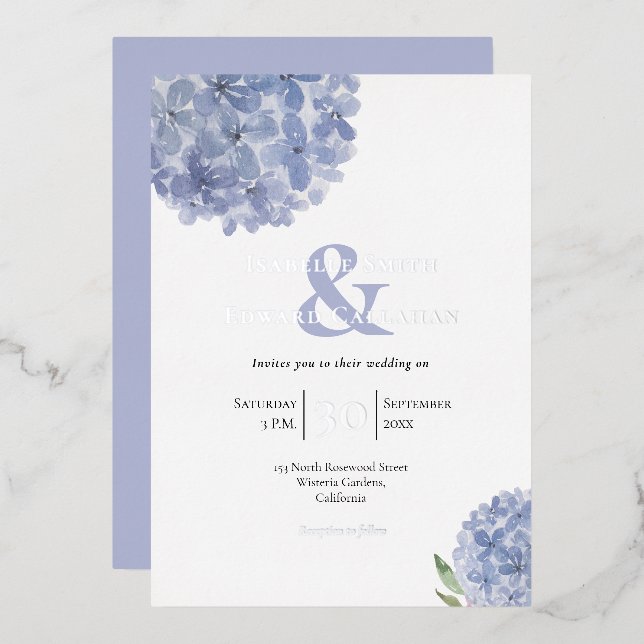 Invitación Con Relieve Metalizado Elegante Relieve metalizado Dusty Blue Hydrangeas  (Anverso/Reverso)