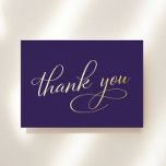 Invitación Con Relieve Metalizado Elegante Relieve metalizado Purple 90th Birthday T<br><div class="desc">Muestra tu gratitud con estilo con esta elegante tarjeta de agradecimiento púrpura, perfecta para tus invitados de 90 años. La parte delantera incluye "Gracias" en un guión de caligrafía de moda, representado en su elección de Relieve metalizado oro, plata o oro rosa genuino. En la parte posterior, puede agregar un...</div>