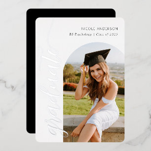 Invitación Con Relieve Metalizado Elegante Script Graduación Partido Arco Foto Plata