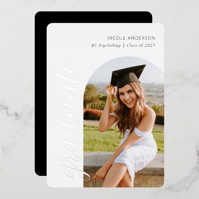 Invitación Con Relieve Metalizado Elegante Script Graduación Partido Arco Foto Plata (Anverso/Reverso)