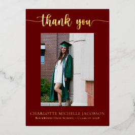 Invitación Con Relieve Metalizado Elegante Script Maroon Gold Photo Graduation