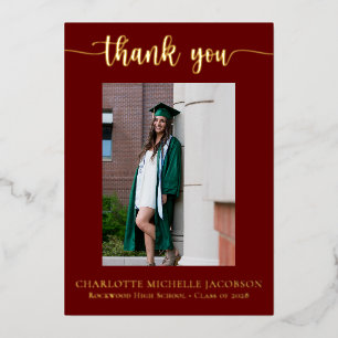 Invitación Con Relieve Metalizado Elegante Script Maroon Gold Photo Graduation