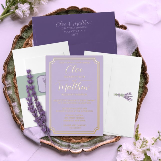 Invitación Con Relieve Metalizado Elegante Sencillo Lilac y Dorado Script Wdding (Subido por el creador)