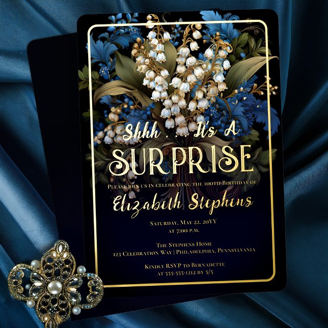 Invitación Con Relieve Metalizado Elegante sorpresa barroca floral 100 cumpleaños (Elegant Baroque Style Dark Moody Blue | White Floral SURPRISE 100th Birthday Party Gold Foil Invite)
