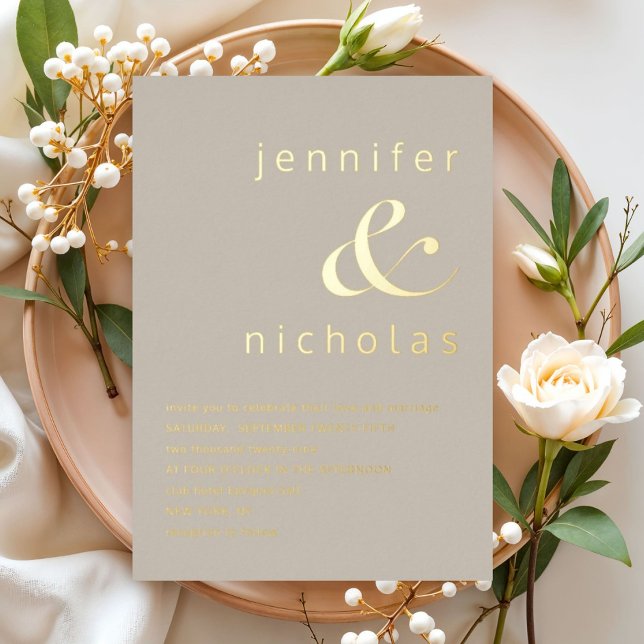 Invitación Con Relieve Metalizado Elegante Taupe de Oro Beige Ampersand Boda (Elegant Gold Taupe Beige Ampersand Wedding Foil Invitation)