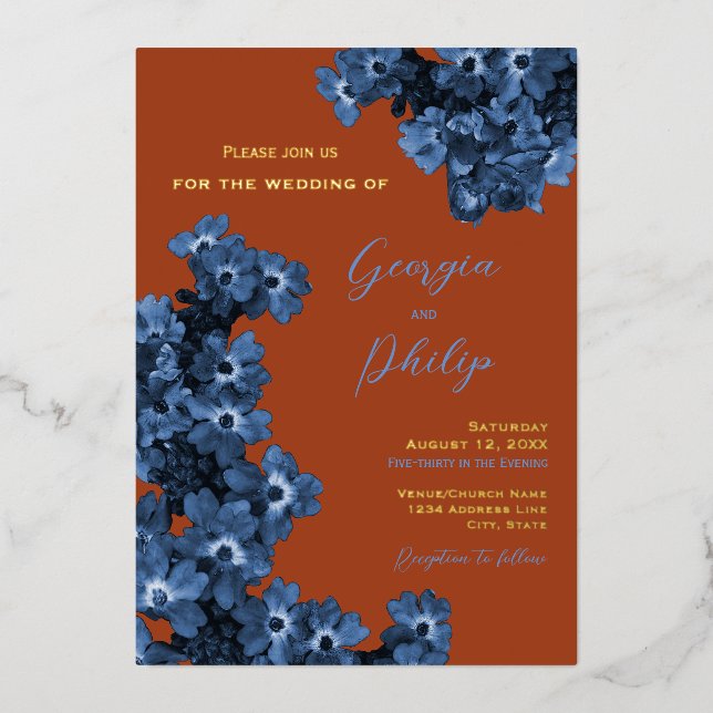 Invitación Con Relieve Metalizado Elegante Terracota y Boda de flores azules turbias (Anverso)