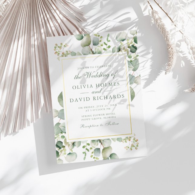 Invitación Con Relieve Metalizado Elegante vegetación Eucalyptus Boda Botánico Oro (Elegant Greenery Eucalyptus Botanical Wedding Gold Foil Invitation on a sunny white table.)