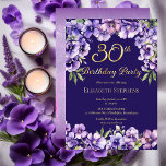 Invitación Con Relieve Metalizado Elegante violeta morada Fiesta de la floral 30 cum<br><div class="desc">Elegante diseño de Relieve metalizado de  dorado con violeta violeta morada "Fiesta de cumpleaños 30" con una franja floral superior e inferior de violetas y texto de Relieve metalizado de oro real con un fondo violeta y blanco de estrellado en la parte posterior.</div>