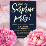 Invitación Con Relieve Metalizado Elegante y moderno azul y oro 21 cumpleaños sorpre<br><div class="desc">Presentamos una nueva,  moderna y elegante invitación para cumpleaños sorpresa de adultos con fondo azul marino con un texto de tipografía escrito a mano con papel dorado que dice "¡shh! es un fiesta sorpresa". Personalizar esta tarjeta de plantilla agregando su propia información de fiesta.</div>