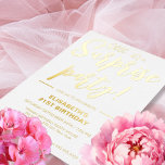 Invitación Con Relieve Metalizado Elegante y moderno blanco y oro 21 cumpleaños sorp<br><div class="desc">Presentamos una nueva,  moderna y elegante invitación para cumpleaños sorpresa de adultos con fondo blanco y un texto de tipografía escrito a mano con papel dorado que dice "¡shh! es un fiesta sorpresa". Personalizar esta tarjeta de plantilla agregando su propia información de fiesta.</div>