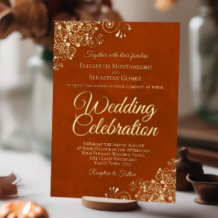 Invitación Con Relieve Metalizado Elegantes Volantes Florales Dorados sobre Boda de