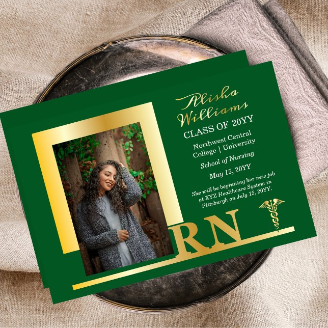 Invitación Con Relieve Metalizado Enfermera elegante RN Caduceus Photo Graduate Gree (Elegant Nurse "RN" Caduceus One Photo Graduation Announcement Gold Foil Invitation)