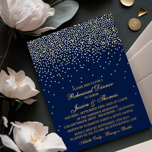 Invitación Con Relieve Metalizado Ensayo de Boda Azul Marino y Confeti Dorado Glam
