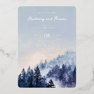 Invitación Con Relieve Metalizado Escena serena del bosque con acuarela azul