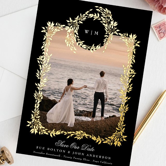 Invitación Con Relieve Metalizado Escudo botánico de oro Monograma Tuxedo Foto enmar (Subido por el creador)