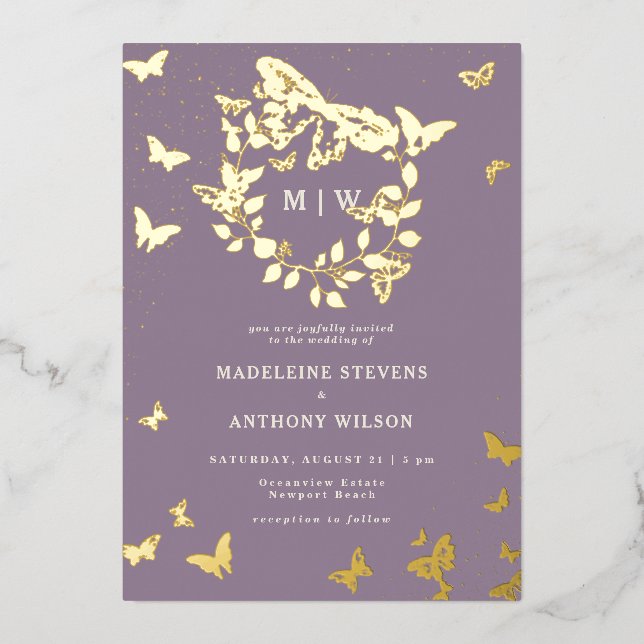 Invitación Con Relieve Metalizado Escudo de mariposa Lilac Gold Monogramas Boda (Anverso)