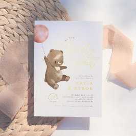 Invitación Con Relieve Metalizado Espera de Bearly Gold | Globo rosa y Baby Shower d