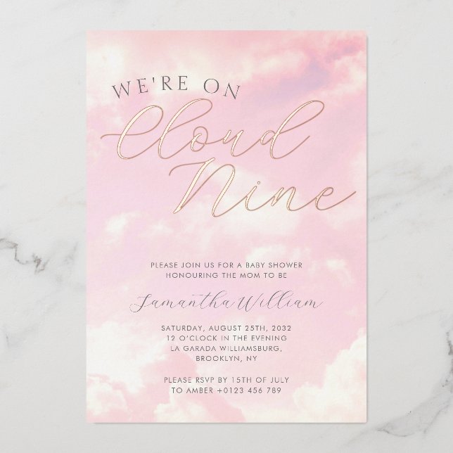 Invitación Con Relieve Metalizado Estamos En Nueve Nubes Rosa Baby Shower (Anverso)