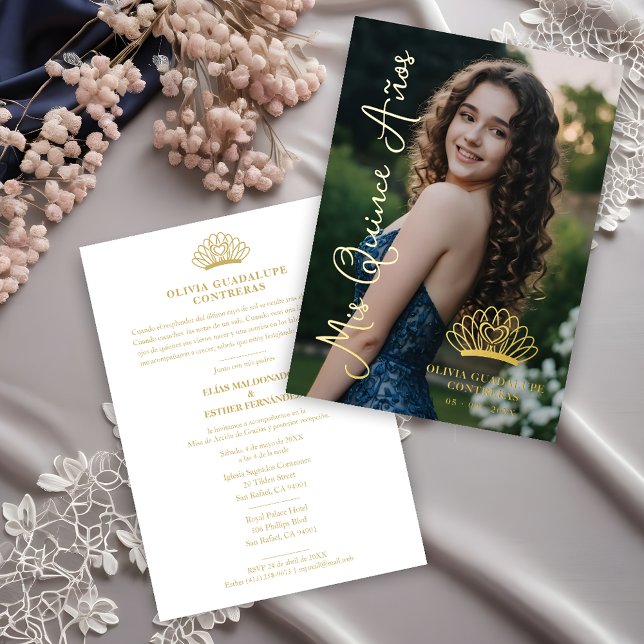 Invitación Con Relieve Metalizado Exquisite Crown Quinceañera Photo Fancy Script (Spanish Exquisite Princess Crown Quinceañera Photo Fancy Calligraphy Script Real Golden Foil.)